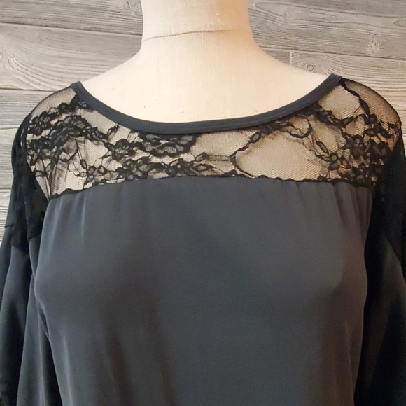 Leo Sleeveless Top With Lace Trim- Vocal